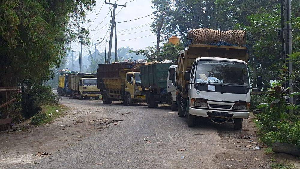 Truk sampah saat antri sampah di TPA Mandung,Minggu (19/5/2024) (Dok.IDNTimes/Istimewa)