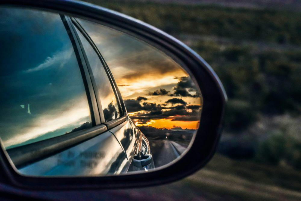 4 Risiko Mengendarai Mobil Tanpa Kaca Spion, Jangan Diabaikan!