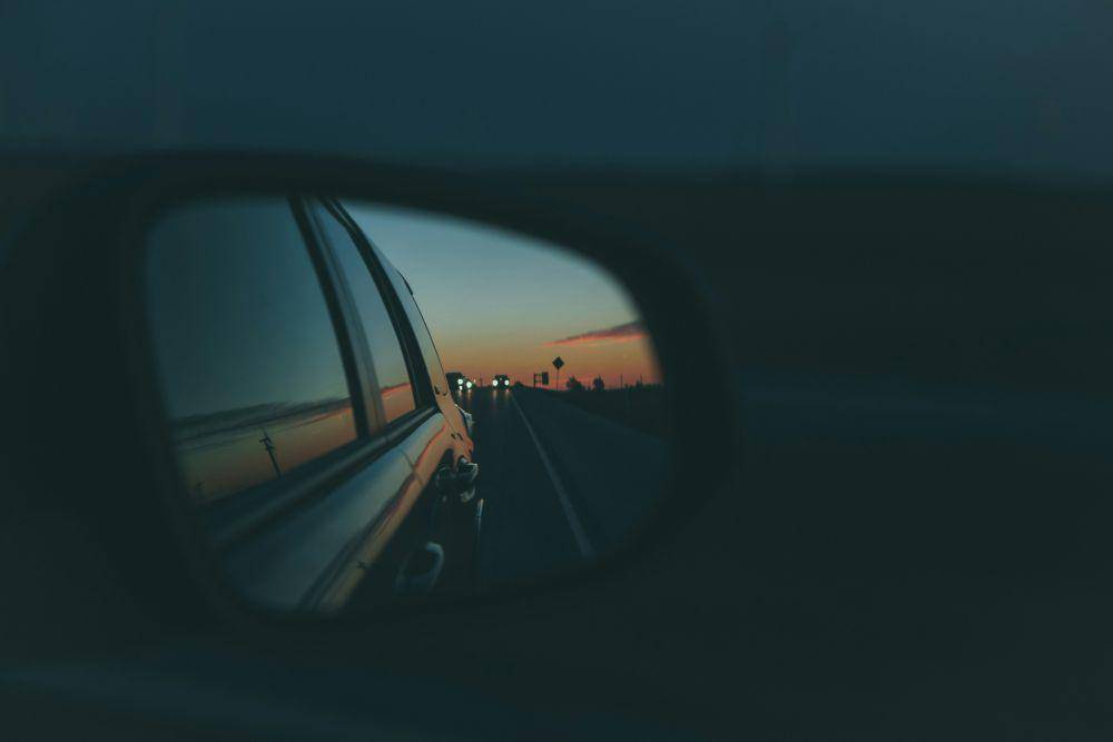 ilustrasi kaca spion (unsplash.com/Tim Trad)