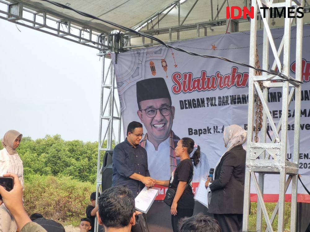 Anies Baswedan menerima dukungan dari warga Muara Baru, Jakarta Utara (IDN Times/Ilman Nafi'an)