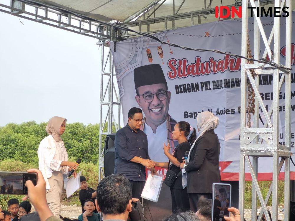 Anies Baswedan menerima dukungan dari warga Muara Baru, Jakarta Utara (IDN Times/Ilman Nafi'an)