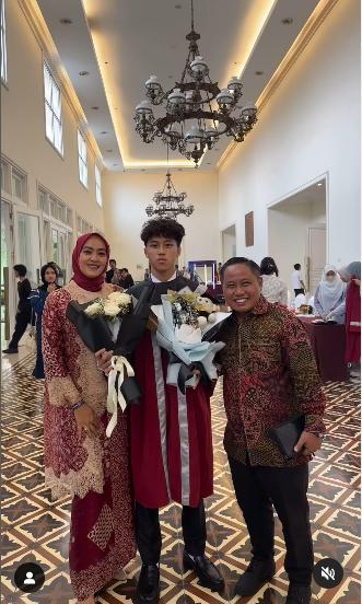 9 Potret Gantengnya Sena Anak Narji, Rayakan Kelulusan Jadi Viral
