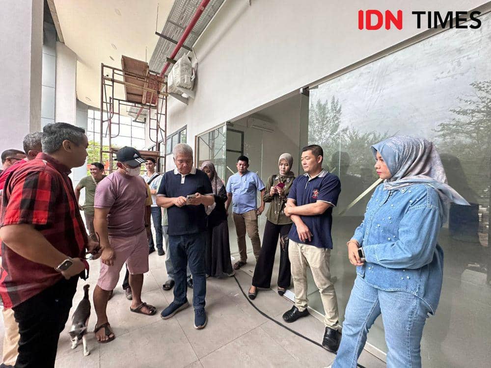 Pj Gubernur Kalbar, Harisson, dan Ketua Disporapar Kalbar, Windy tinjau GOR Terpadu Ayani. (IDN Times/Teri).