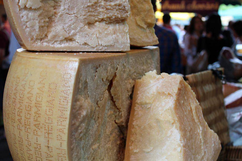 ilustrasi keju Parmigiano-Reggiano (pixabay.com/Broesis)
