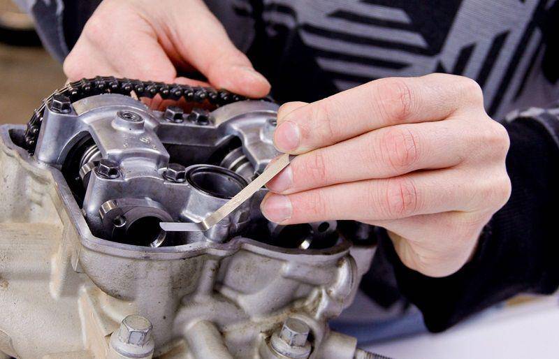 ilustrasi mengatur klep motor (jepistons.com)