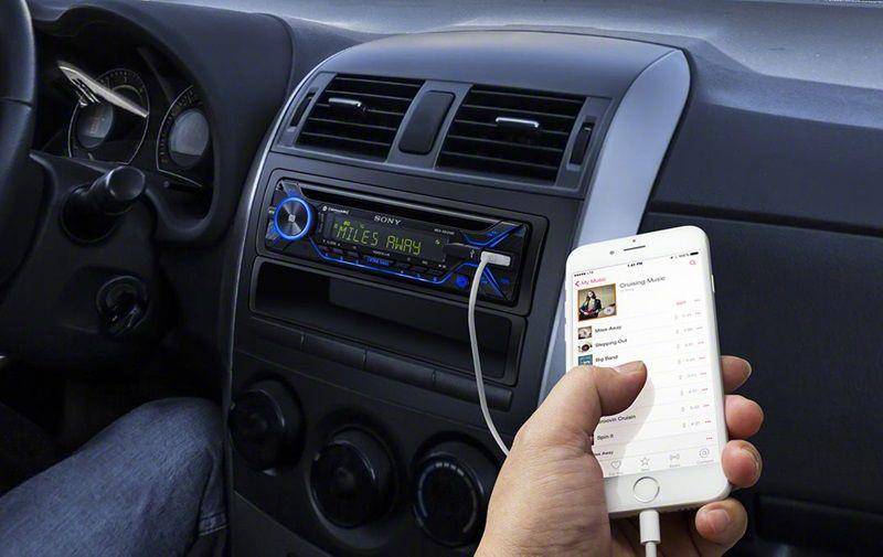 ilustrasi menggunakan kabel aux pada tape mobil (crutchfield.com)