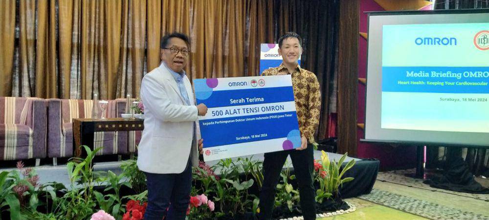 PDUI Jatim saat menerima 500 alat tensi dari OMRON Healthcare Indonesia. (Dok. Istimewa)