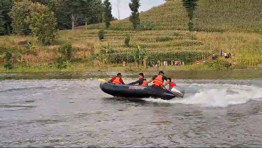 Tim SAR dari Damkar Ngawi dan BPBD tengah melakukan pencairan petani tengelam di waduk Kedungbendo mengunakan perahu LCR. IDN Times/ Riyanto.