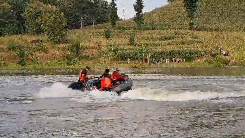 Tim SAR dari Damkar Ngawi dan BPBD tengah melakukan pencairan petani tengelam di waduk Kedungbendo mengunakan perahu LCR. IDN Times/ Riyanto.