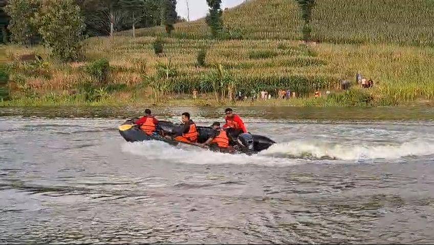 Tim SAR dari Damkar Ngawi dan BPBD tengah melakukan pencairan petani tengelam di waduk Kedungbendo mengunakan perahu LCR. IDN Times/ Riyanto.