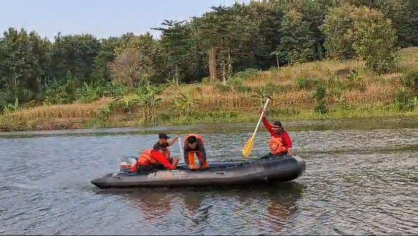 Tim SAR dari Damkar Ngawi dan BPBD tengah melakukan pencairan petani tengelam di waduk Kedungbendo mengunakan perahu LCR. IDN Times/ Riyanto.