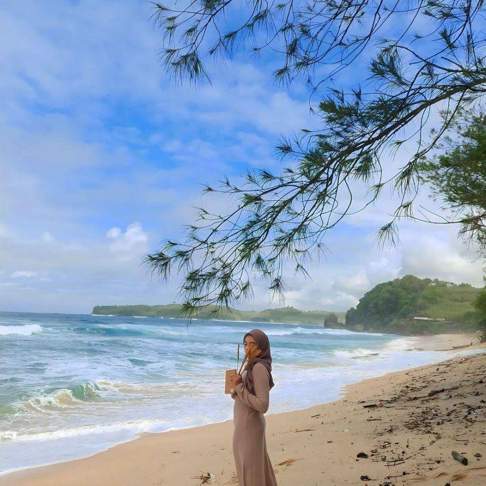 Pantai Gondomayit Blitar (instagram.com/sefianaputri_)
