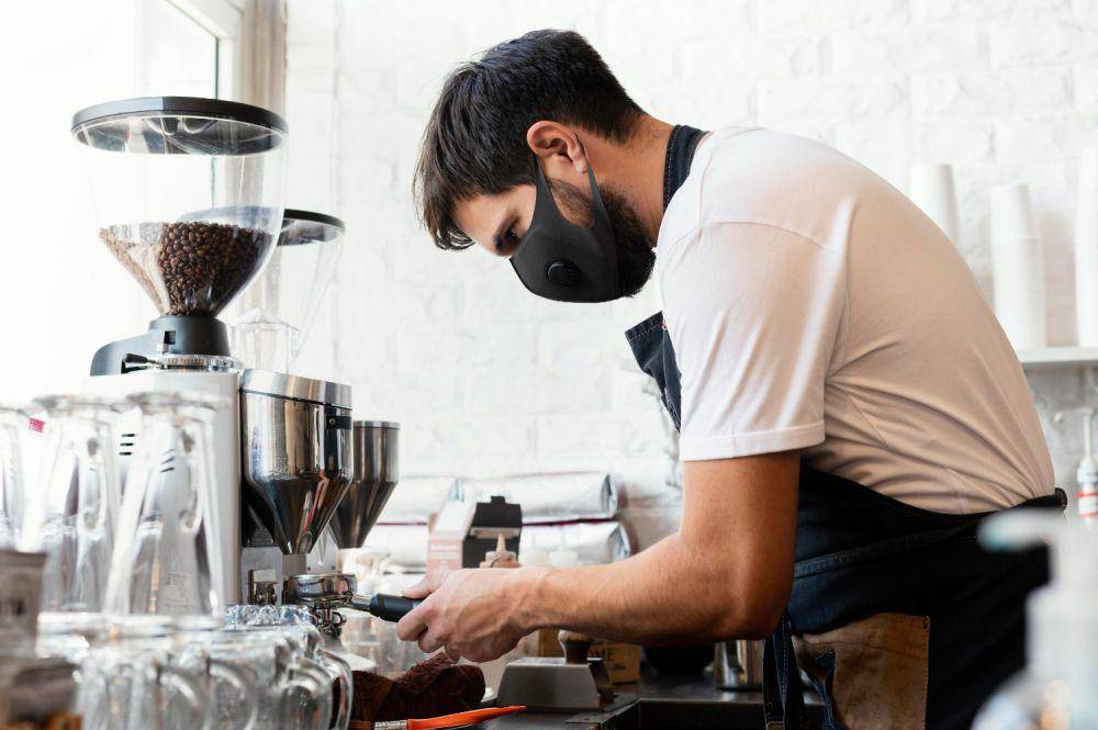 Ilustrasi orang sedang membuat kopi (freepik.com/freepik)
