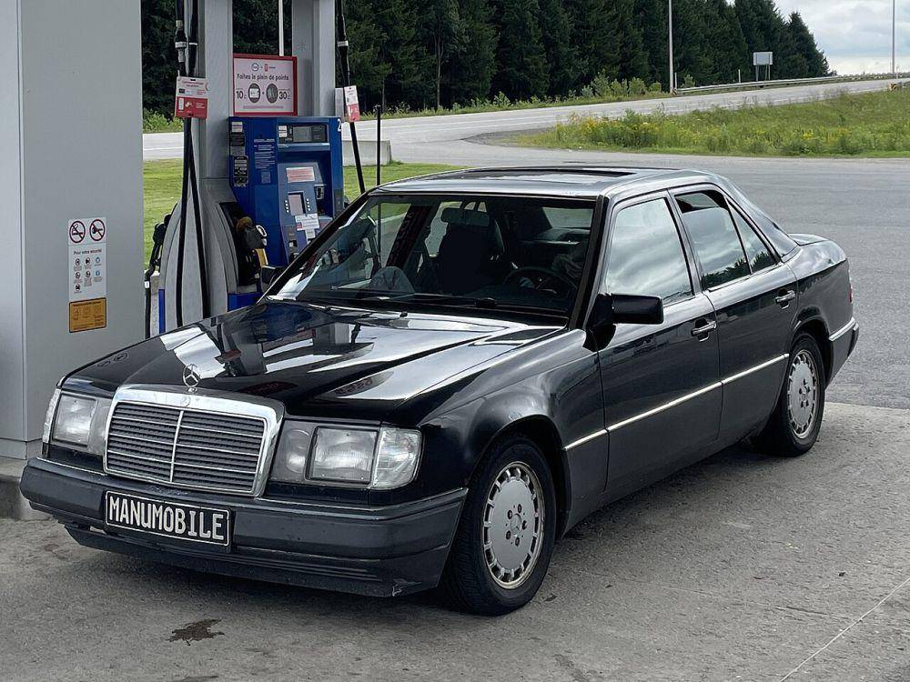 ilustrasi gambar mobil Mercedes-Benz Kelas E (W124). (Wikipedia)