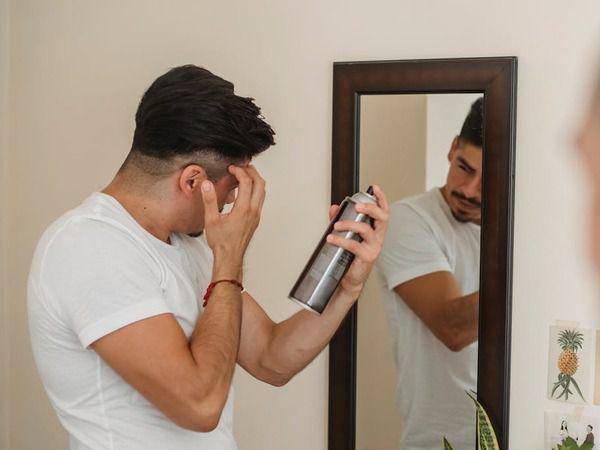 ilustrasi pria menggunakan parfum rambut (pexels.com/Ketut Subiyanto)