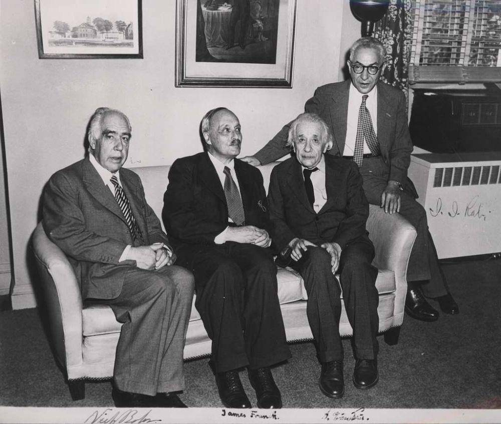 dari kiri-kanan: Niels Bohr, James Franck, Albert Einstein dan Isidor Rabi (picryl.com/Smithsonian Institute Libraries)