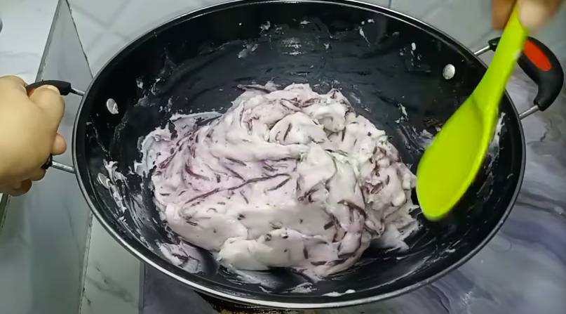 ilustrasi memasak adonan nagasari ubi ungu (YouTube.com/Resep Mami Hania)