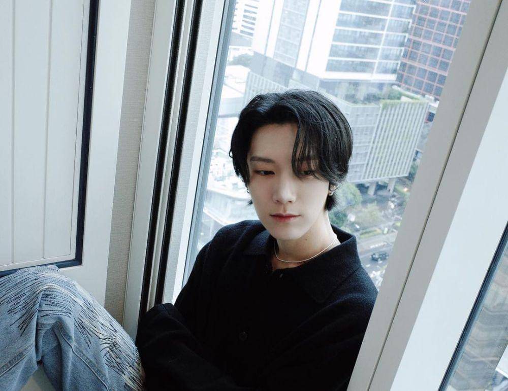 outfit hitam ala Ten NCT (instagram.com/@tenlee_1001)