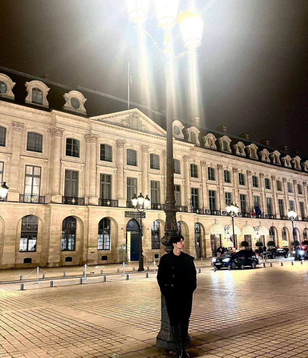 outfit hitam ala Ten NCT (instagram.com/@tenlee_1001)