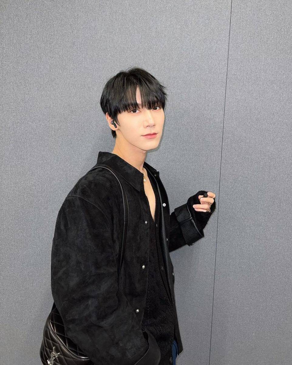 outfit hitam ala Ten NCT (instagram.com/@tenlee_1001)