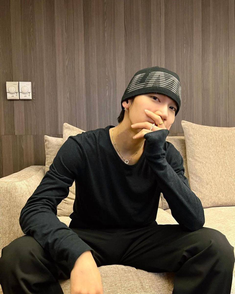 outfit hitam ala Ten NCT (instagram.com/@tenlee_1001)