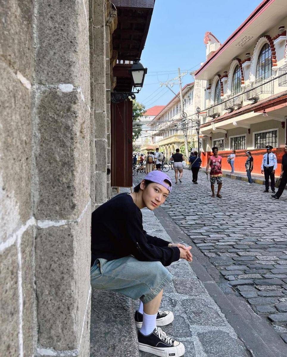 outfit hitam ala Ten NCT (instagram.com/@tenlee_1001)