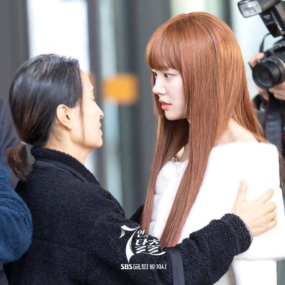 Yoon Ji Sook (Kim Hyun) dan Han Mo Ne (Lee Yoo Bi) di drakor The Escape of the Seven: Resurrection (instagram.com/sbsdrama.official)
