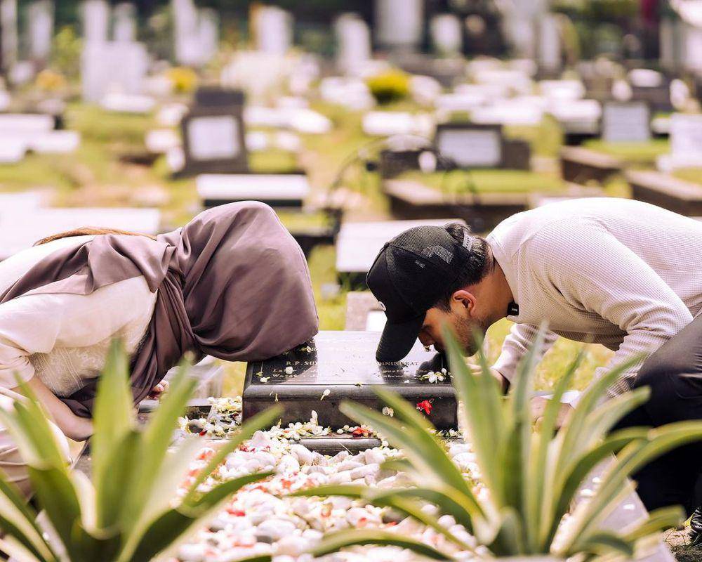 potret Thariq dan Aaliyah ziarah ke makam Adjie Massaid (instagram.com/thariqhalilintar)