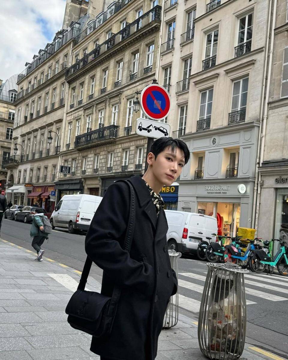 outfit hitam ala Ten NCT (instagram.com/@tenlee_1001)