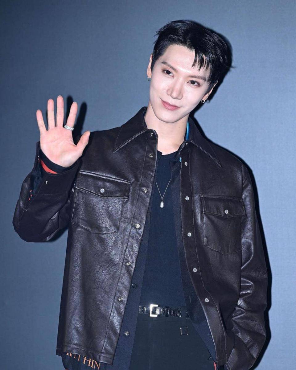 outfit hitam ala Ten NCT (instagram.com/@tenlee_1001)