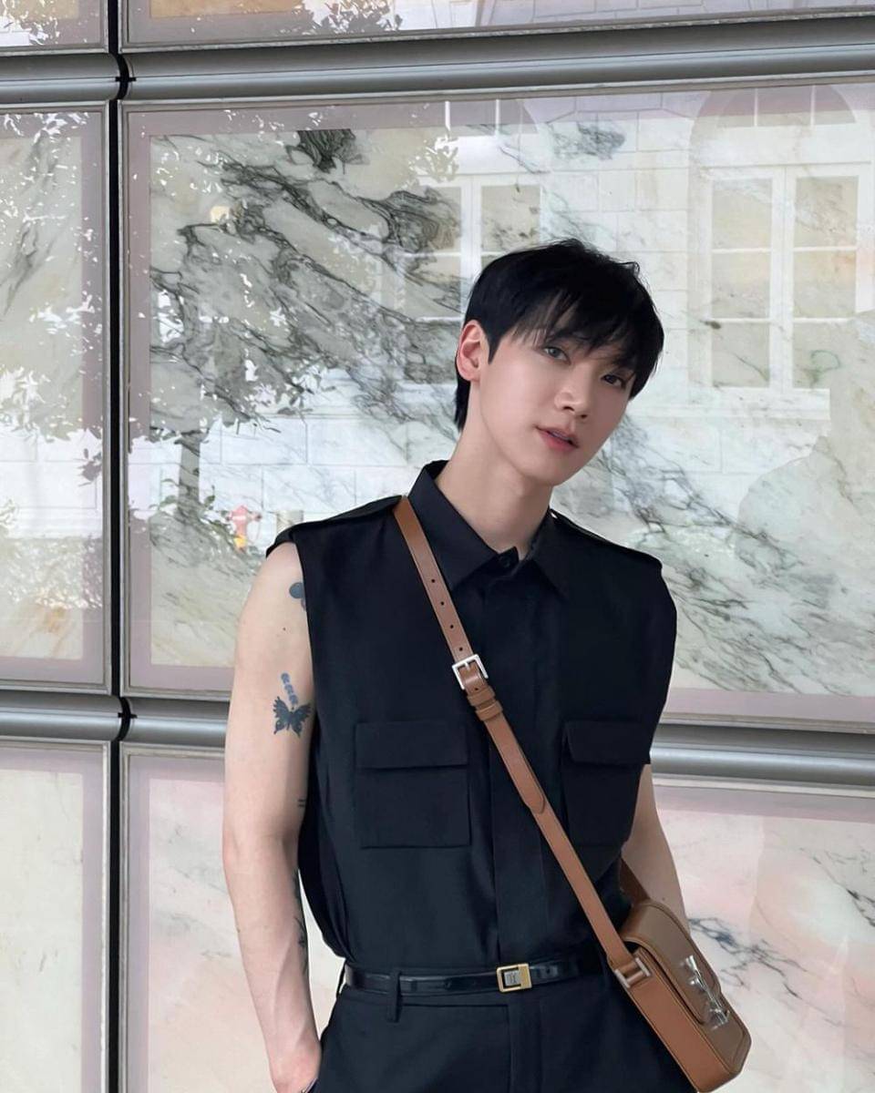 outfit hitam ala Ten NCT (instagram.com/@tenlee_1001)