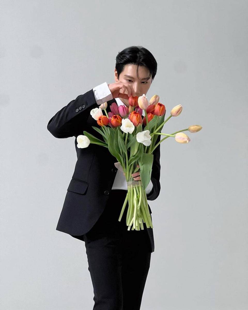 outfit hitam ala Ten NCT (instagram.com/@tenlee_1001)