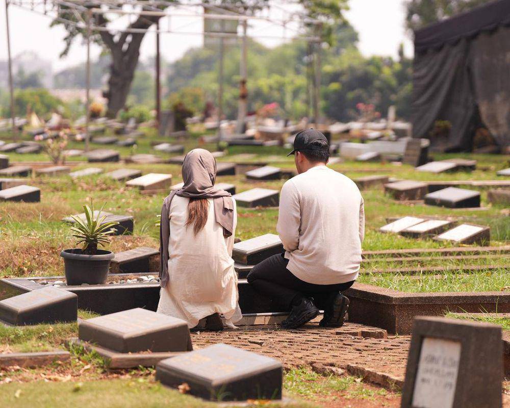 potret Thariq dan Aaliyah ziarah ke makam Adjie Massaid (instagram.com/thariqhalilintar)