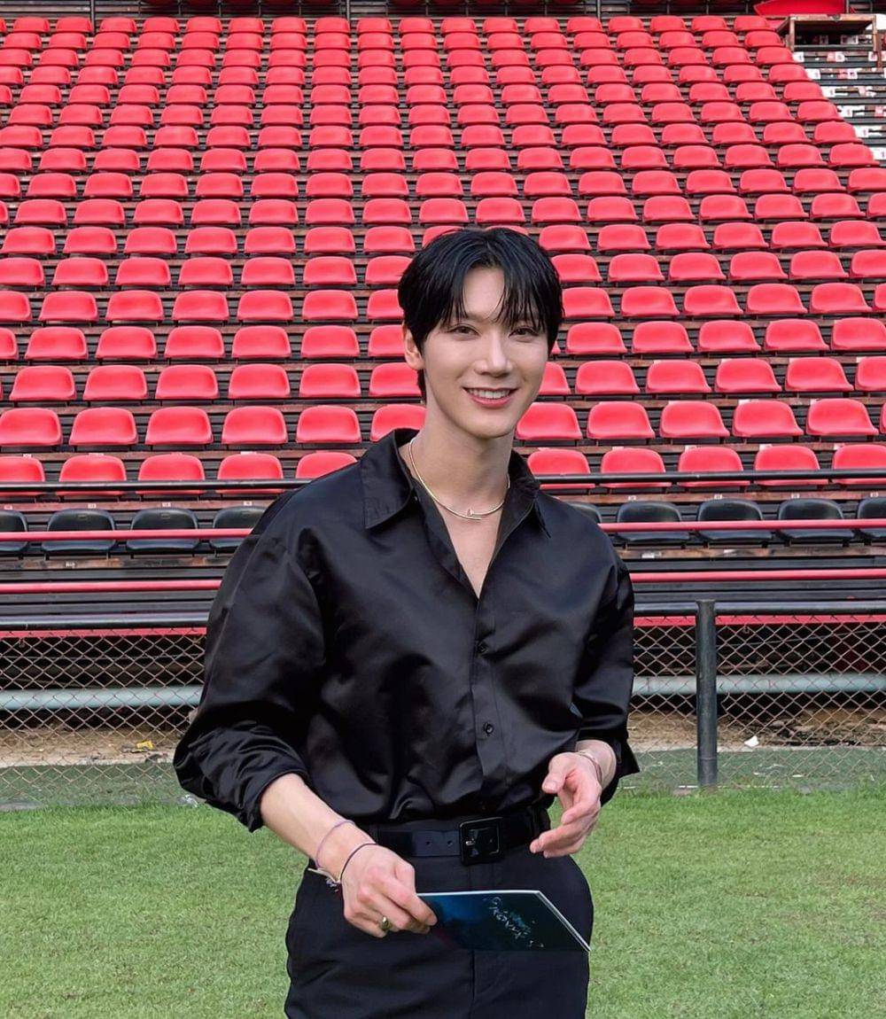 outfit hitam ala Ten NCT (instagram.com/@tenlee_1001)