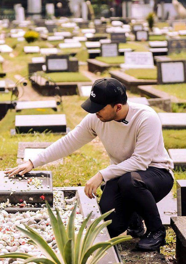 potret Thariq dan Aaliyah ziarah ke makam Adjie Massaid (instagram.com/thariqhalilintar)