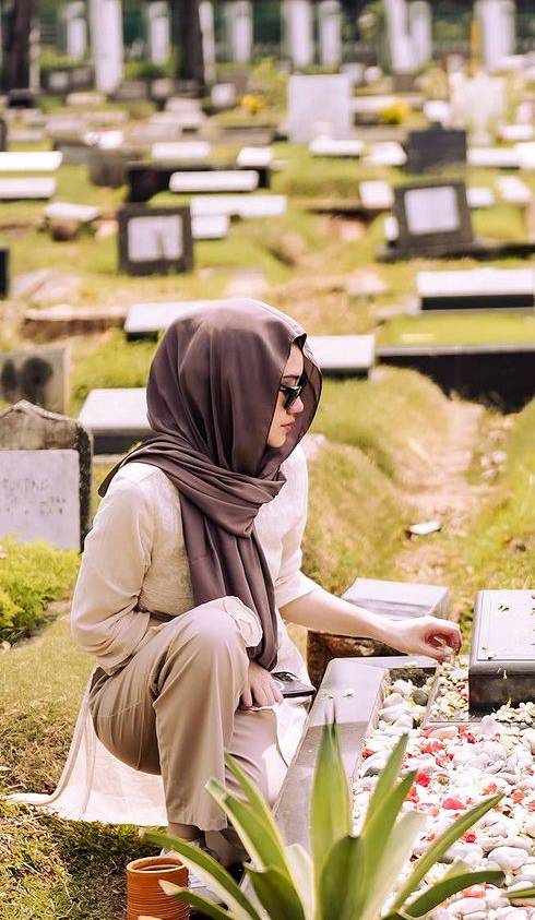 potret Thariq dan Aaliyah ziarah ke makam Adjie Massaid (instagram.com/thariqhalilintar)