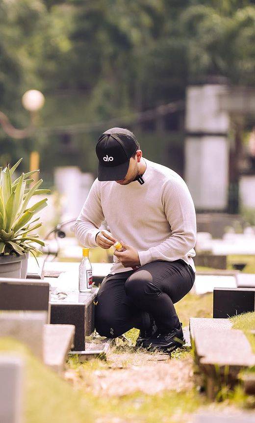 potret Thariq dan Aaliyah ziarah ke makam Adjie Massaid (instagram.com/thariqhalilintar)
