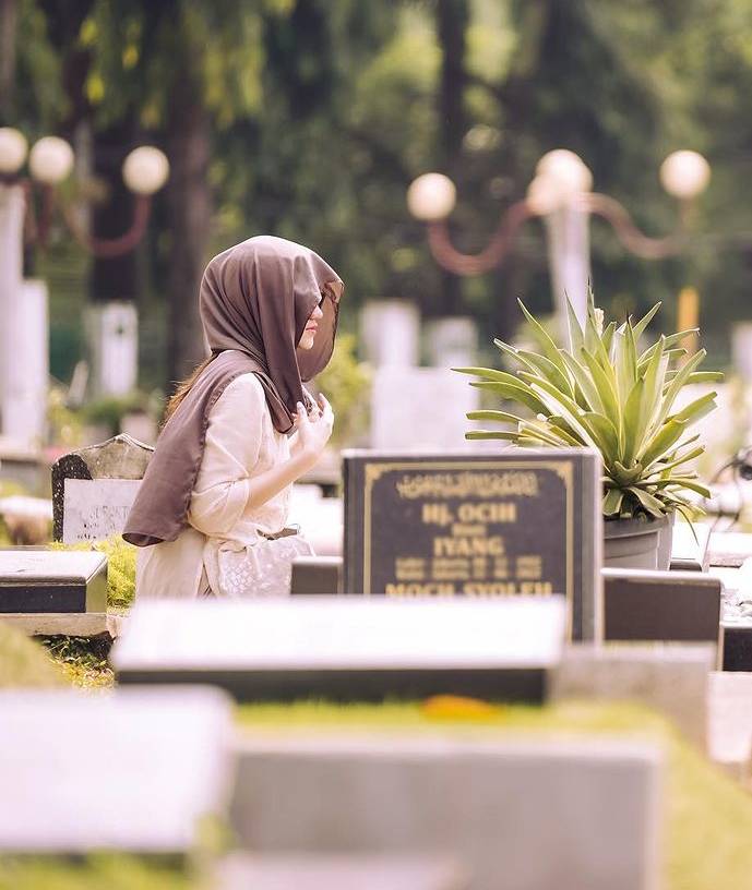 potret Thariq dan Aaliyah ziarah ke makam Adjie Massaid (instagram.com/thariqhalilintar)