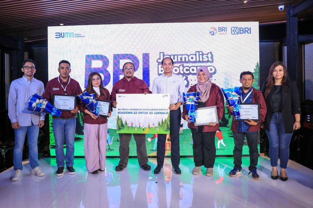 BRI memberikan beasiswa S2 kepada 50 jurnalis pada program BRI Fellowship Journalism 2024 di Bogor, Jumat (17/5/2024). (dok. BRI)