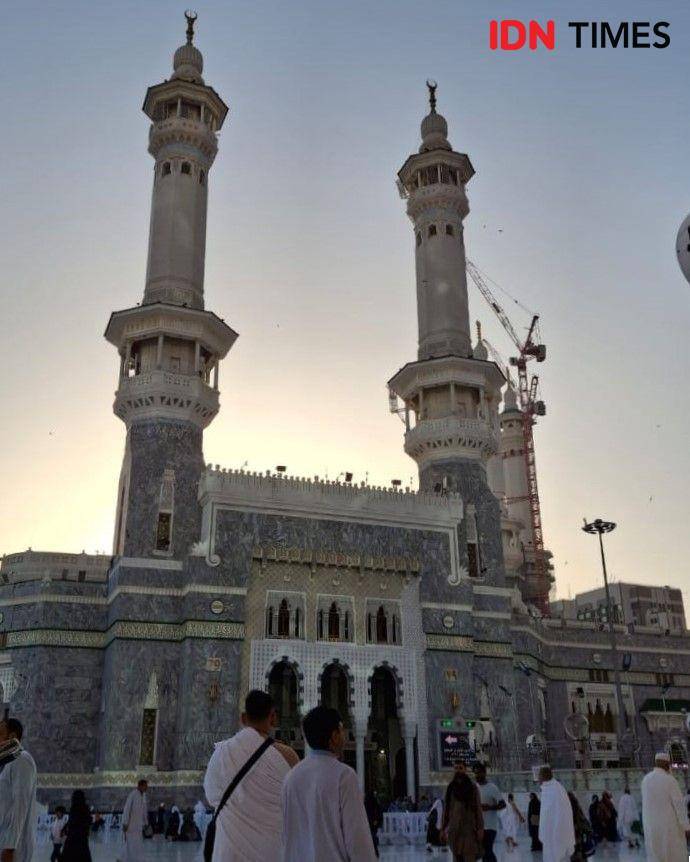 Suasana di luar Masjidil Haram, Makkah, Minggu (19/5/2024).