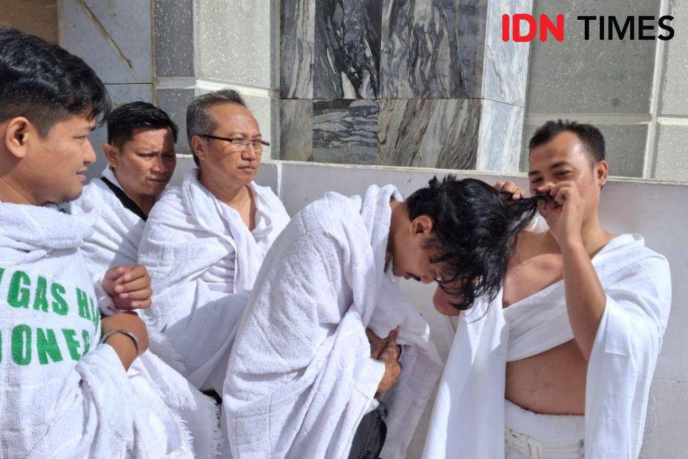 Jemaah melakukan tahallul atau potong rambut setelah melakukan umrah. (IDN Times/Faiz Nashrillah)