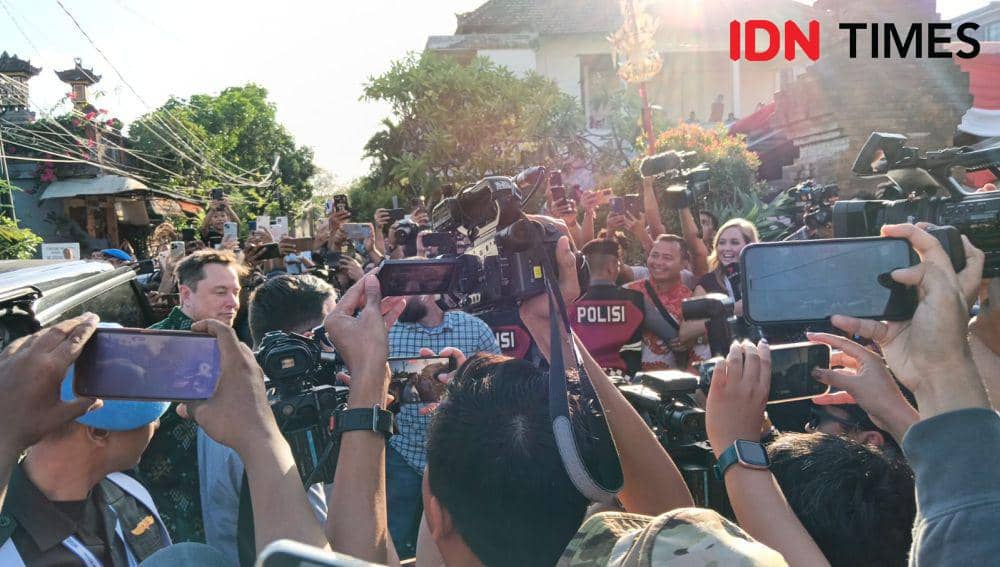 Elon Musk Sambangi Puskemas di Denpasar Pakai Batik Hijau