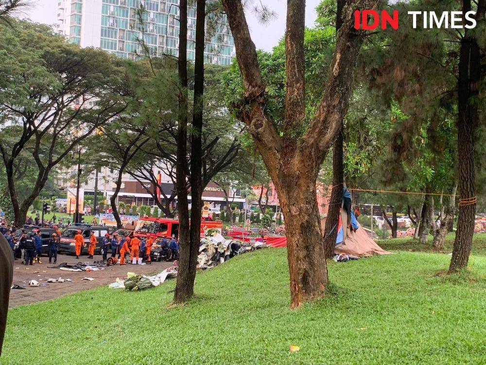 Pesawat latih TecnamP2006T yang jatuh di kawasan perkantoran Sun Burst BSD, CBD Office Park II, Jalan BSD Grand Boulevard, Lengkong Gudang, Kecamatan Serpong, Kota Tangerang Selatan, Minggu (19/5/2024). (IDN Times/Muhammad Iqbal)