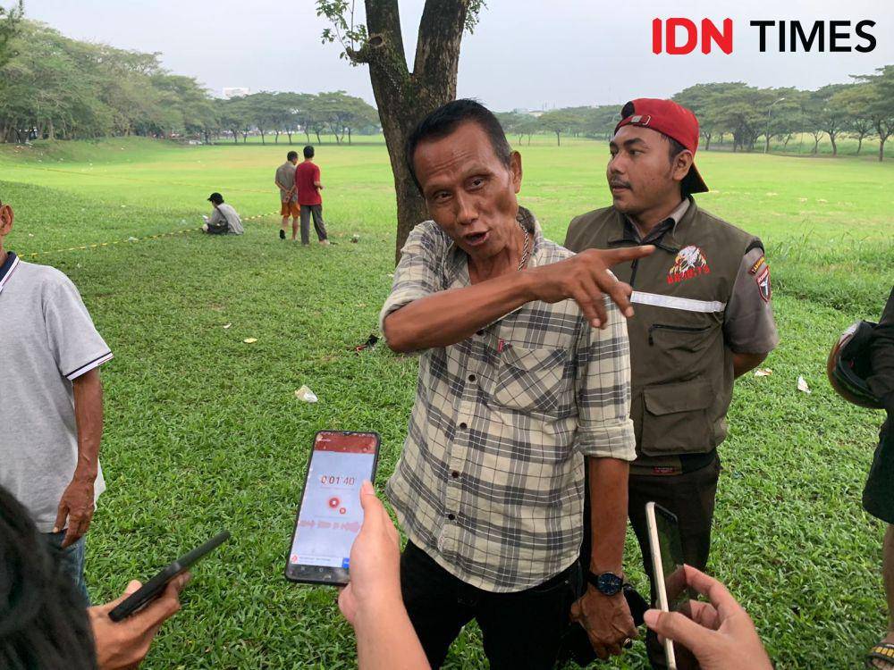Warga yang mendengar jatuhnya pesawat latih TecnamP2006T di kawasan perkantoran Sun Burst BSD, CBD Office Park II, Jalan BSD Grand Boulevard, Lengkong Gudang, Kecamatan Serpong, Kota Tangerang Selatan, Minggu (19/5/2024). (IDN Times/Muhammad Iqbal)