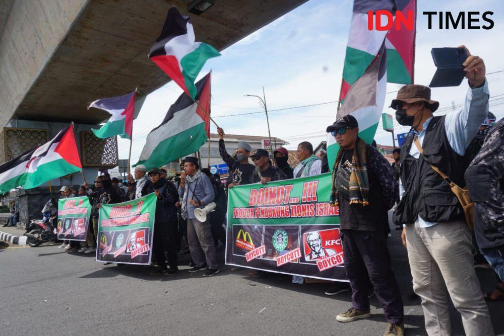 Aksi Bela Palestina, Massa Bakar Bendera Israel di Depan McDonald's