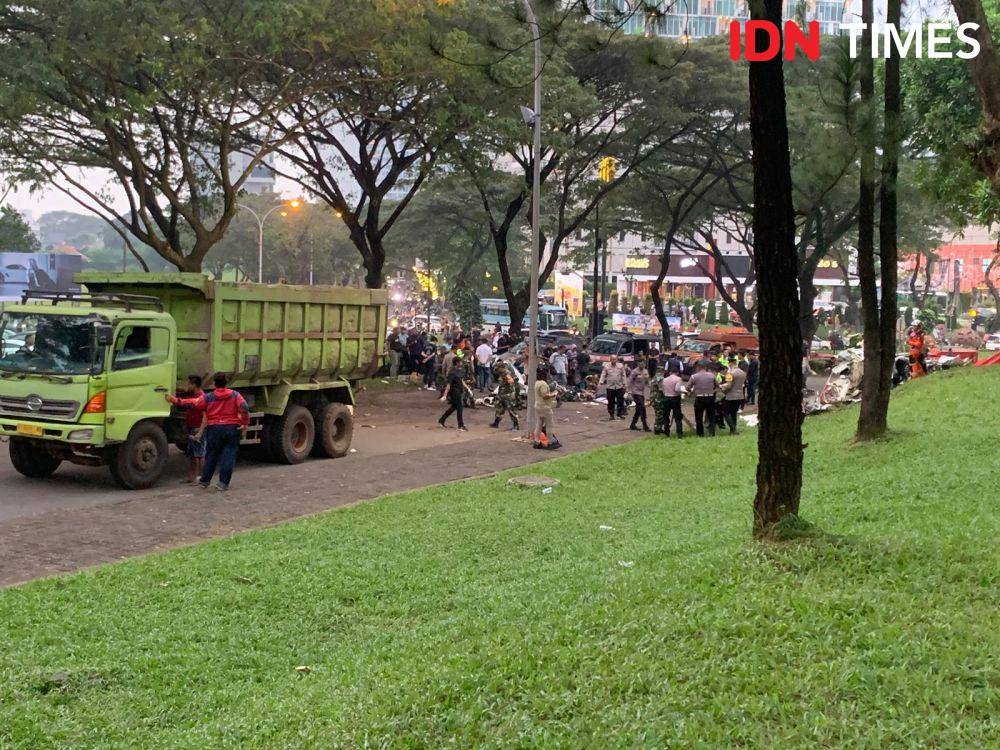 Truk pasir di lokasi jatuhnya pesawat latih TecnamP2006T di kawasan perkantoran Sun Burst BSD, CBD Office Park II, Jalan BSD Grand Boulevard, Lengkong Gudang, Kecamatan Serpong, Kota Tangerang Selatan, Minggu (19/5/2024). (IDN Times/Muhammad Iqbal)