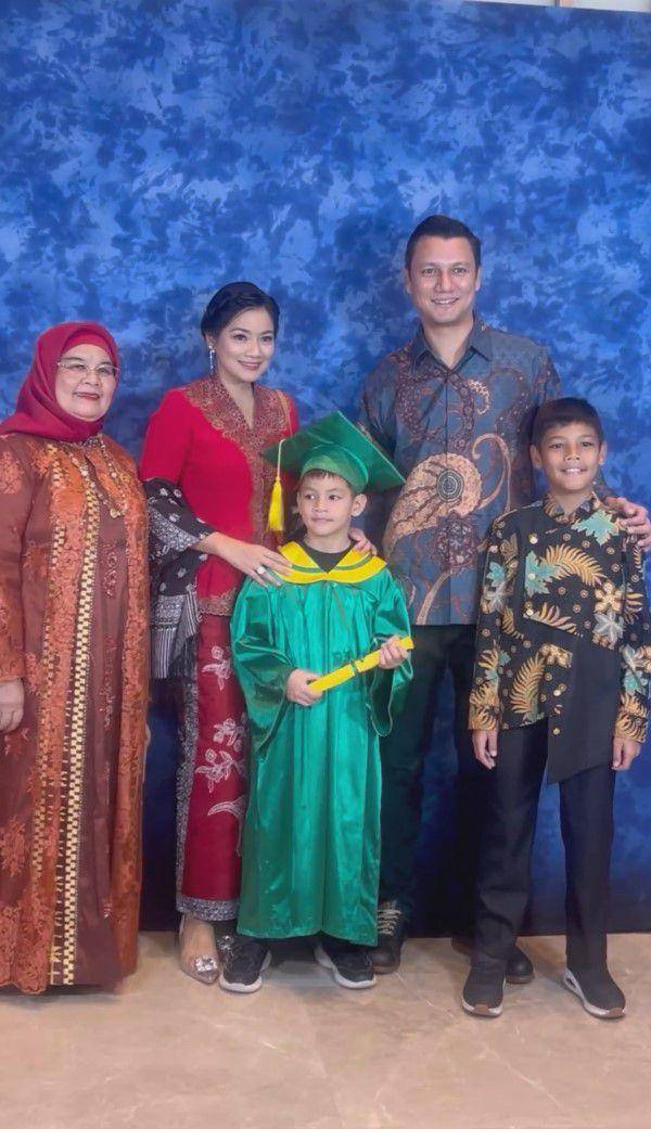 potret wisuda TK anak Titi Kamal (instagram.com/titi_kamall)