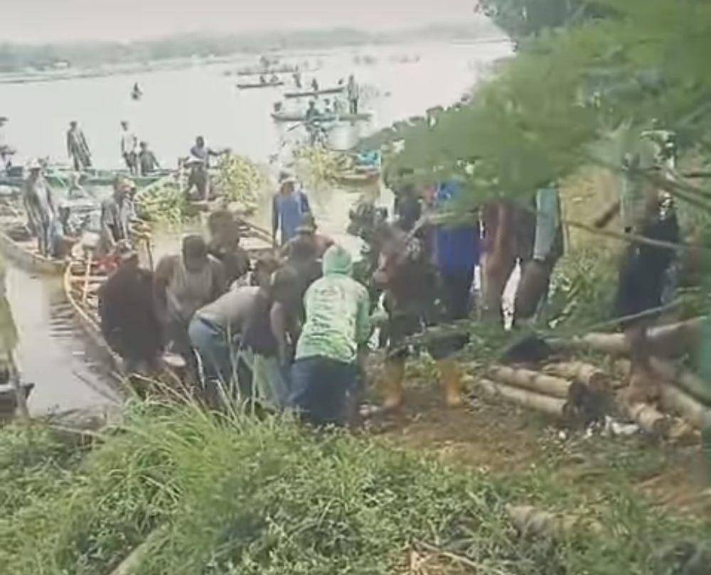 Evakuasi korban tenggelam di aliran Sunga Brantas di Desa Sumberpetung, Kecamatan Kalipare, Kabupaten Malang. (Dok. Polsek Kalipare)
