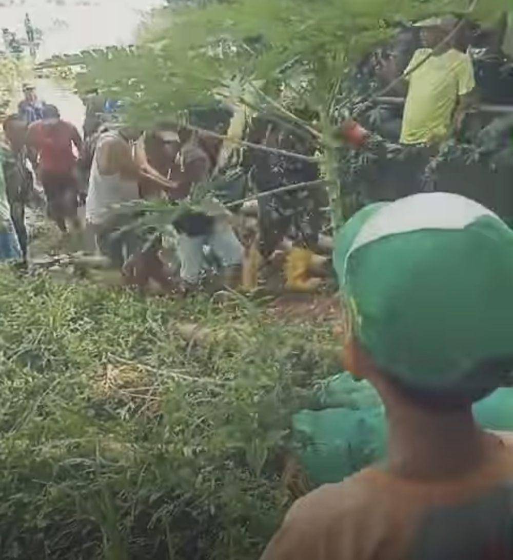 Evakuasi korban tenggelam di aliran Sunga Brantas di Desa Sumberpetung, Kecamatan Kalipare, Kabupaten Malang. (Dok. Polsek Kalipare)