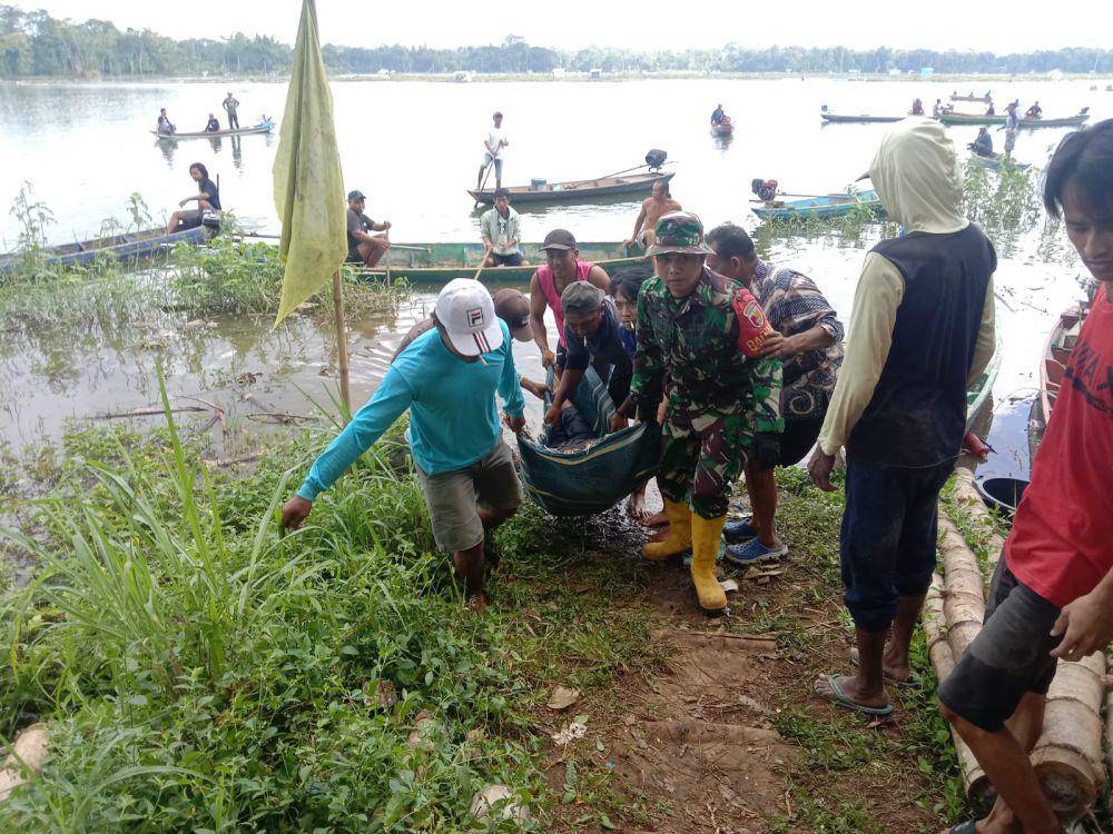 Evakuasi korban tenggelam di aliran Sunga Brantas di Desa Sumberpetung, Kecamatan Kalipare, Kabupaten Malang. (Dok. Polsek Kalipare)